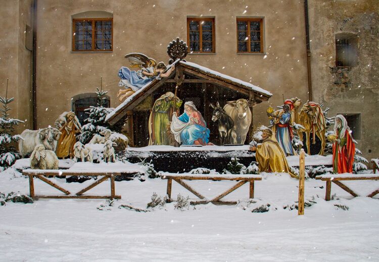 Een kerststal beeldt het bijbelverhaal rond de geboorte van het kindeke Jezus uit.
