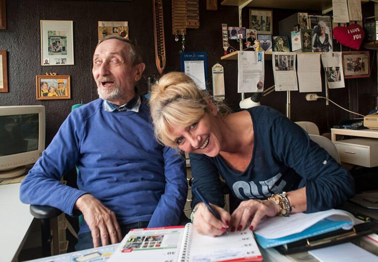 Marjolijn en haar vader. In Nederland zorgen ruim vijf miljoen mensen voor een naaste. Dat heet mantelzorg.