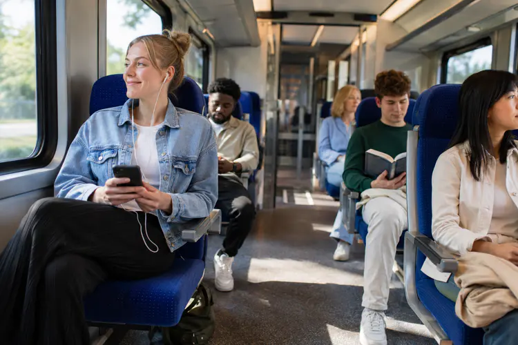 Gebruik een koptelefoon of oordopjes in de trein. Zorg dat anderen geen last van jouw geluid hebben.
