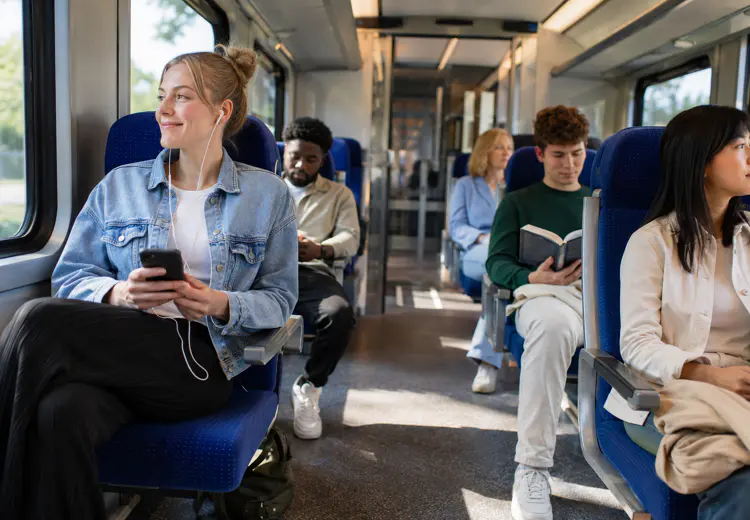 Gebruik een koptelefoon of oordopjes in de trein. Zorg dat anderen geen last van jouw geluid hebben.