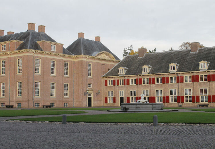 Paleis Het Loo is een paleis gelegen aan de rand van Apeldoorn.