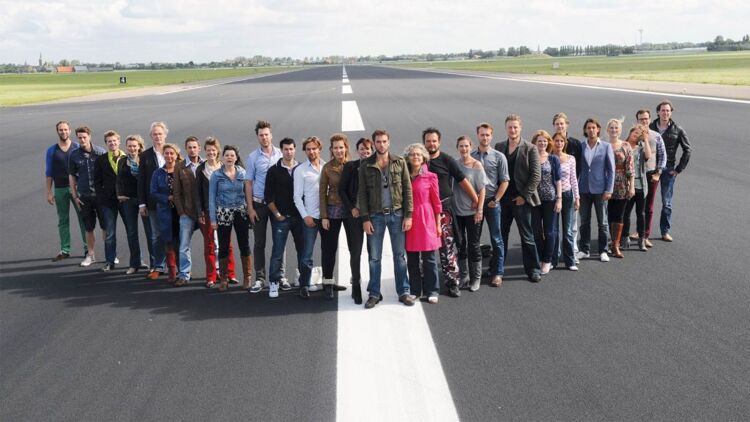 Het theater van Soldaat van Oranje staat op een verlaten vliegveld. Dit is de laatste groep acteurs uit 2025.