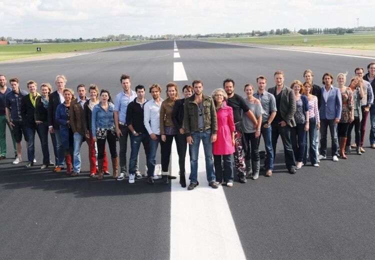 Het theater van Soldaat van Oranje staat op een verlaten vliegveld, wat de voorstelling extra echt en indrukwekkend maakt. Dit is de laatste cast uit 2025.