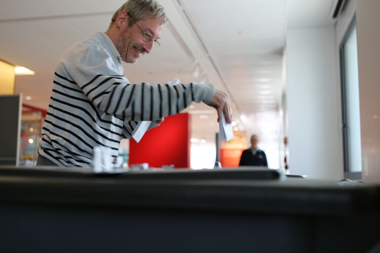 Theo brengt zijn stem uit. Hij is ervaringsdeskundige van Steffie.