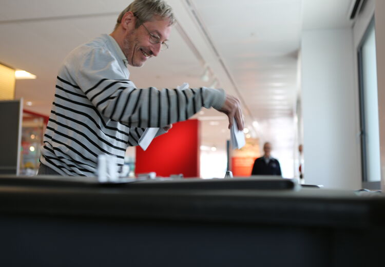 Theo brengt zijn stem uit. Hij is ervaringsdeskundige van Steffie.