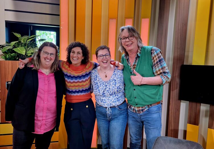 Lieke, Micky en Jacques met presentator Margje