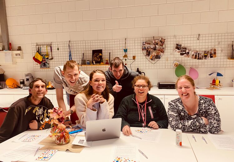 Dennis, Mark, Wouter, Grace en Alexia testen samen met Mirte (achter de laptop) de teksten voor de nieuwe stemhulp.