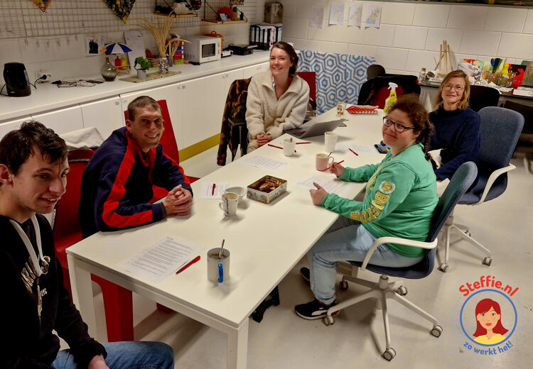 Ervaringsdeskundigen Wouter, Dennis en Grace van Philadelphia testen samen met Mirte en Elly alle teksten.