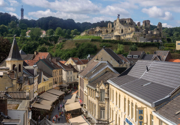 Valkenburg is een bijzondere stad in Nederland. Daarom trekt het al heel lang toeristen uit Nederland en het buitenland.