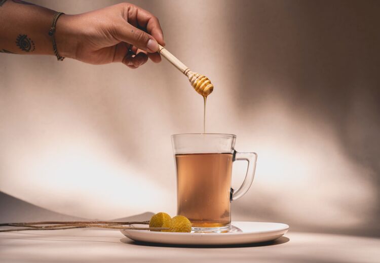 Honing in je thee helpt heel goed tegen hoesten!