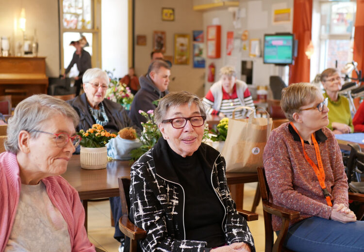 Ervaringsdeskundigen van Steffie hielpen mee bij het maken van het hulppakket mondzorg voor ouderen.