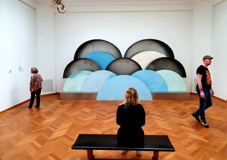 Samen kunst kijken is leuk en gezellig. Je ontdekt nieuwe dingen en kunt er samen over praten.