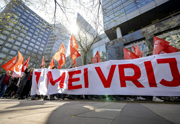 Demonstranten protesteren op 1 mei in Amsterdam tegen toenemende ongelijkheid, werkdruk en inflatie.
