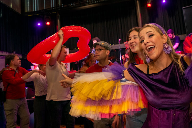 Zin in een avond vol muziek, dansen en nieuwe mensen ontmoeten?