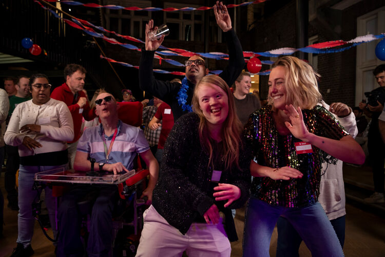 Zin in een avond vol muziek, dansen en nieuwe mensen ontmoeten? Kom dan op vrijdag 6 maart naar het gratis discofeest van ABCDate in Winschoten.