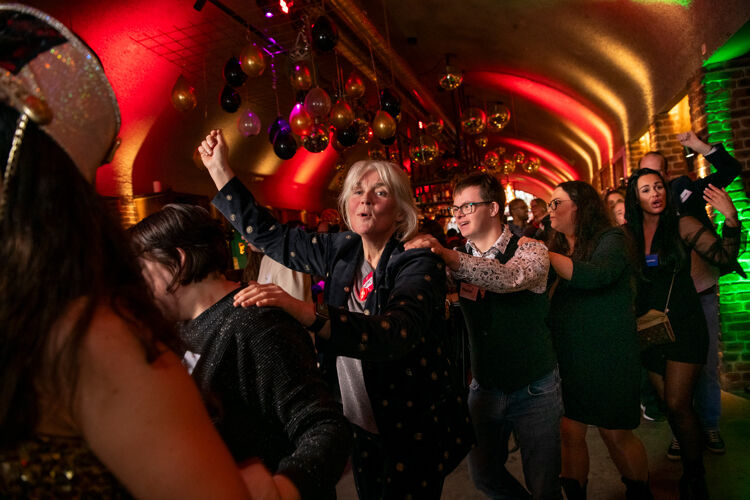 Op het Discofeest van ABCDate kan je helemaal jezelf zijn en veilig nieuwe mensen ontmoeten.