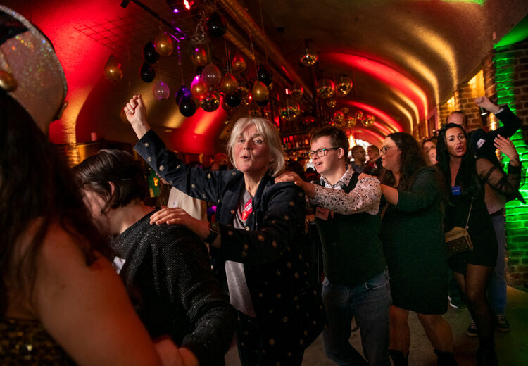 Op het Discofeest van ABCDate kan je helemaal jezelf zijn en veilig nieuwe mensen ontmoeten.