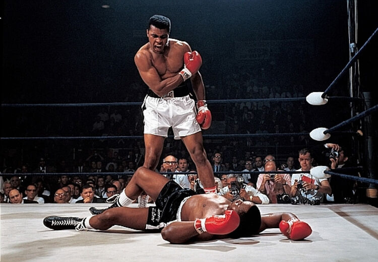 Muhammad Ali slaat tegenstander Sonny Liston knock out in de eerste minuut van de eerste ronde.