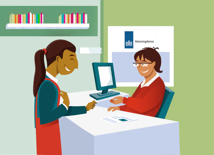 Een medewerker van de Belastingdienst helpt iemand met vragen over belasting en toeslagen.