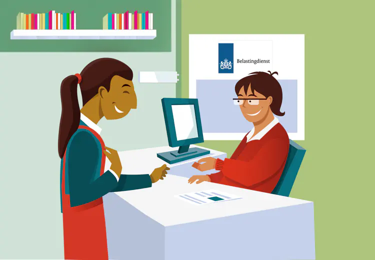 Een medewerker van de Belastingdienst helpt iemand met vragen over belasting en toeslagen.
