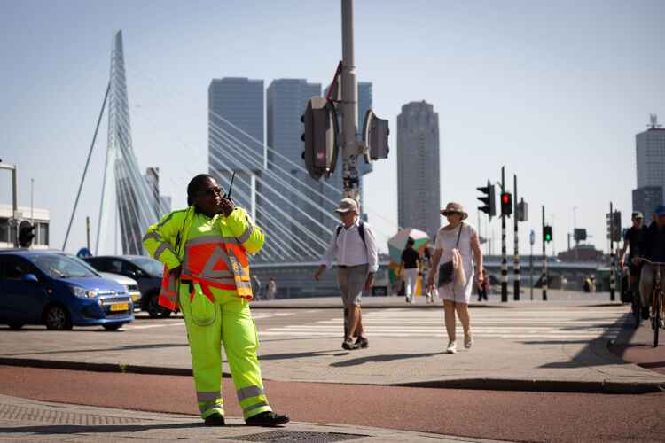 Brigitte regelt het verkeer op de Erasmusbrug in Rotterdam.