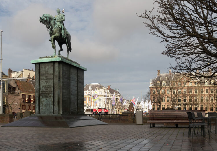 Het standbeeld van koning Willem II in Den Haag is niet het echte beeld maar een kopie. Het echte staat in Tilburg.