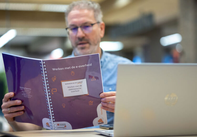 Digisterker geeft ook cursussen. Je werkt in een groepje en gaat zelf aan de slag met oefeningen.