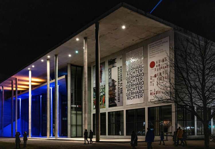 Opeens was er één schilderij te veel. Buiten openingstijden hing de 51-jarige medewerker zijn werk aan de muur.
