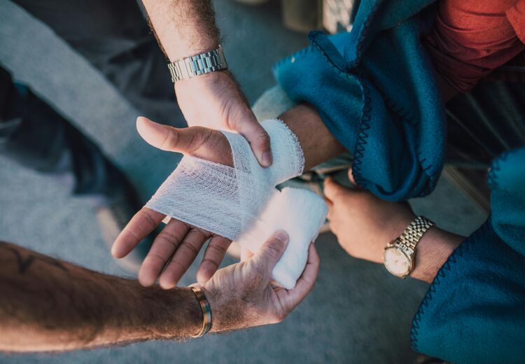 De meeste ongevallen in huis gebeuren door vallen. Daarna komen snij- en brandwonden vaak voor.