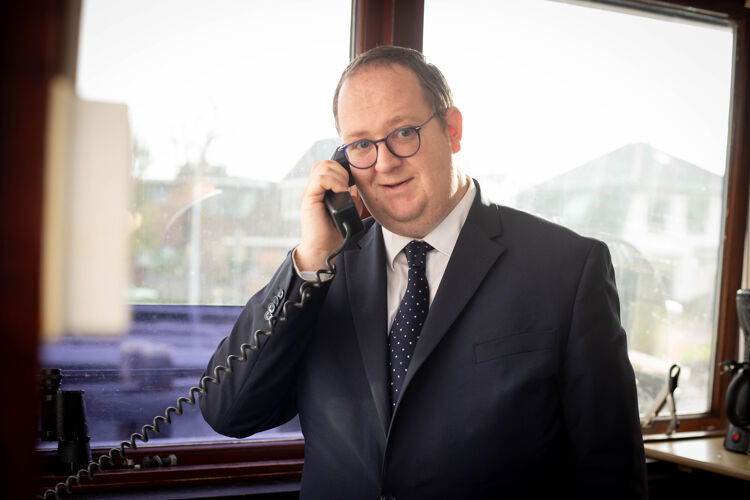 Brugwachter Erwin:'Vorig jaar had ik de pakjesboot van Sinterklaas. Die lag hier aangemeerd en moest ik door de brug laten.'