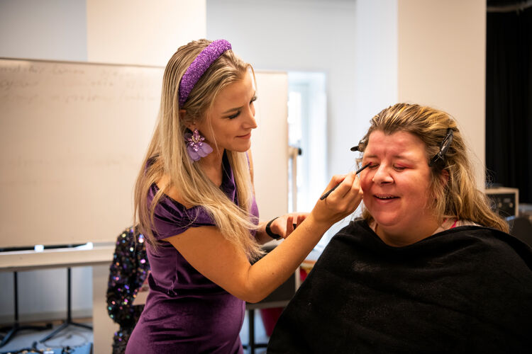 Eva (rechts) in de make-up voor haar optreden als zangeres op het ABCDate Muziekfeest in Rotterdam.