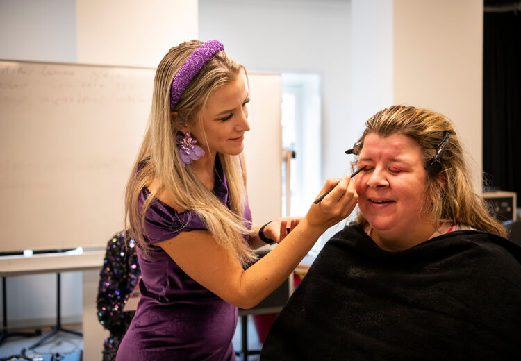 Eva (rechts) in de make-up voor haar optreden als zangeres op het ABCDate Muziekfeest in Rotterdam.