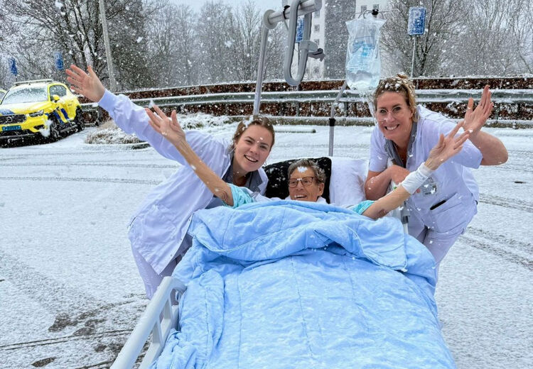 Even frisse lucht en aandacht kunnen iemand in het ziekenhuis veel geluk geven.