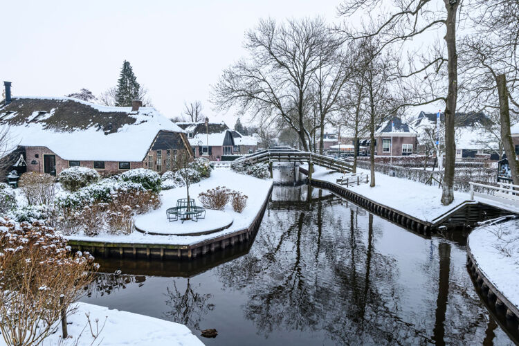 Giethoorn ligt in Nederland in de provincie Overijssel, ruim dertig kilometer van Zwolle, de hoofdstad van de provincie.