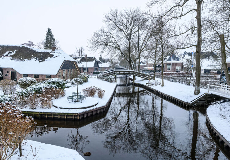 Giethoorn ligt in Nederland in de provincie Overijssel, ruim dertig kilometer van Zwolle, de hoofdstad van de provincie.
