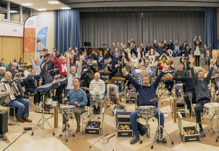 De Jostiband in actie in hun oefenruimte in Zwammerdam