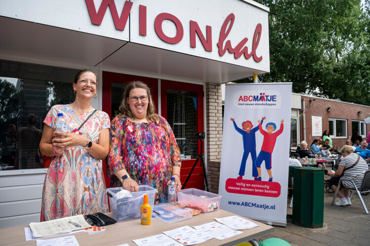 Lieke (rechts) werkt al jaren als ervaringsdeskundige en vrijwilliger bij ABCMaatje en ABCDate.
