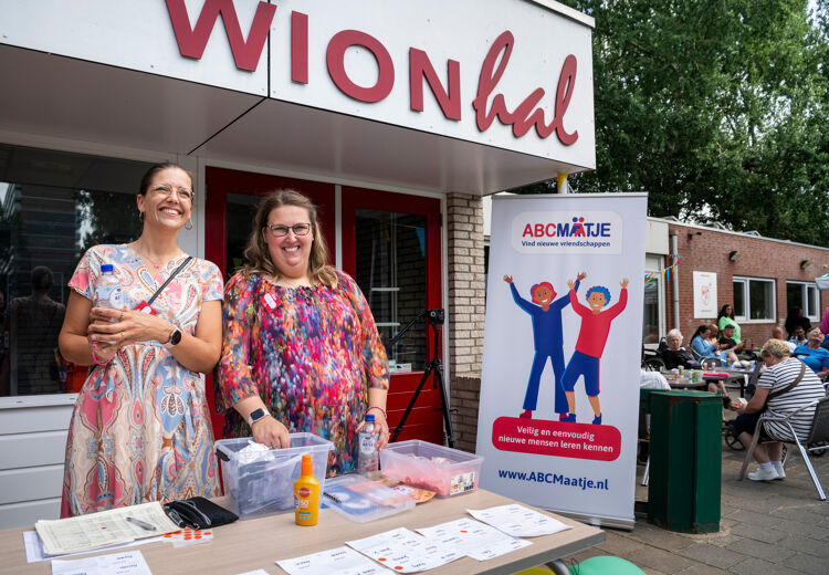 Lieke (rechts) werkt al jaren als ervaringsdeskundige en vrijwilliger bij ABCMaatje en ABCDate.