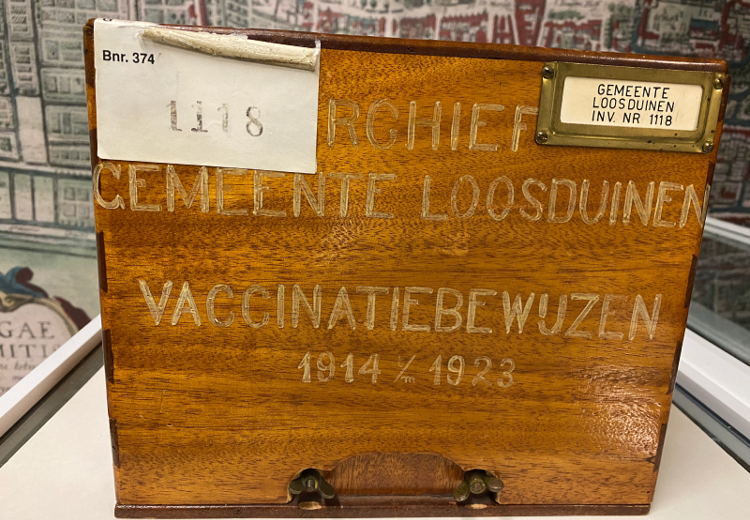 Deze houten doos bevat inentingsbriefjes voor de koepokkenvaccinaties.