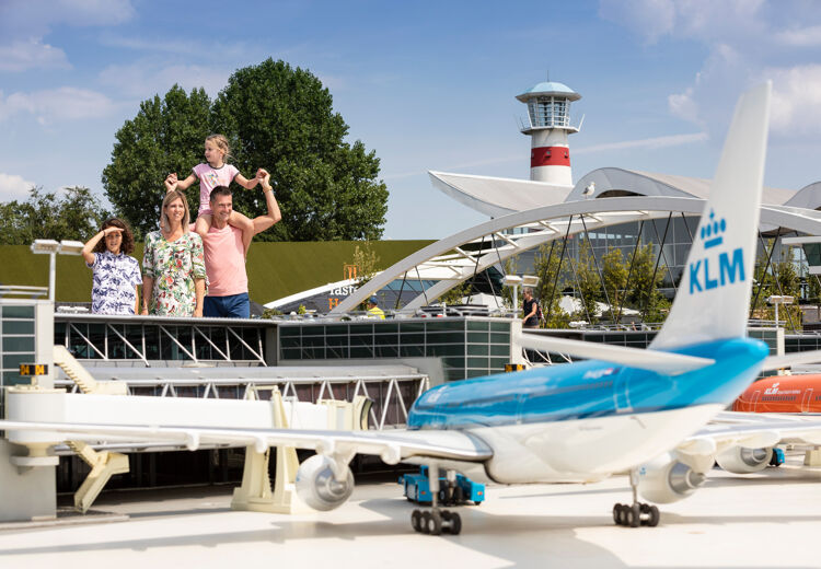 Op de luchthaven van Madurodam kan je de bussen laten rijden en zie je de vliegtuigen zich klaarmaken voor vertrek.