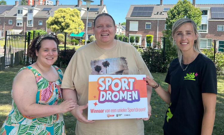 Martien kan zwemmen dankzij Sportdromen. Dat is een initiatief van Lisanne van der Veen van Uniek Sporten de Peel.