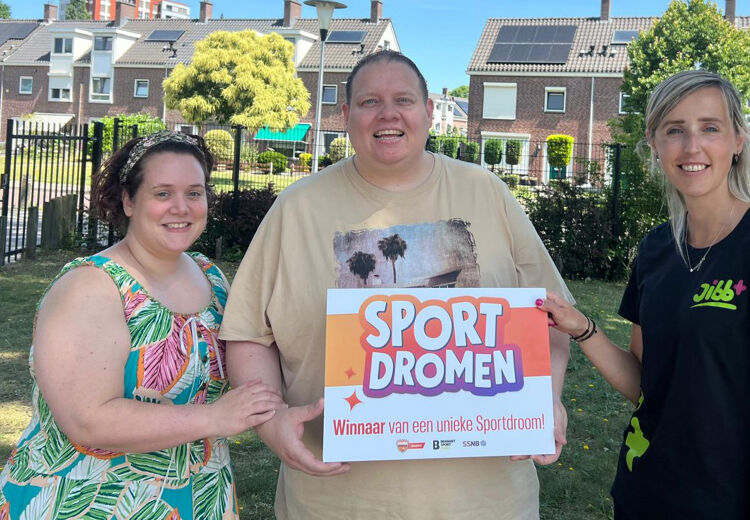 Martien kan zwemmen dankzij Sportdromen. Dat is een initiatief van Lisanne van der Veen van Uniek Sporten de Peel.