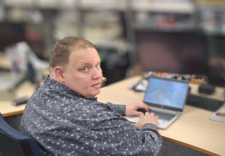 Martien houdt van techniek. Oude laptops geeft hij in Helmond weer een tweede leven. Daar wordt iedereen blij van.