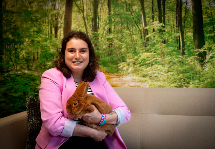 Mellissa samen met haar konijn Senna