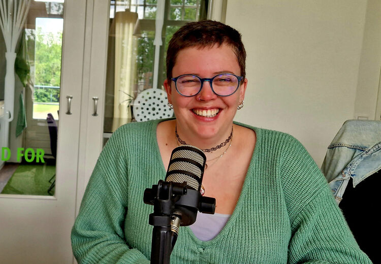 Micky Hermes werkt als ervaringsdeskundige bij Steffie. Zij schrijft over wat zij tegenkomt in de samenleving.