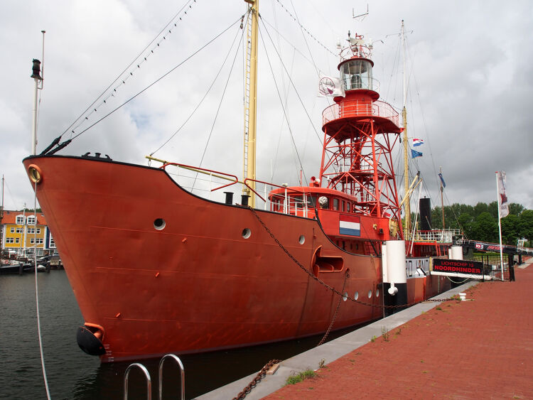 Een lichtschip is eigenlijk een vuurtoren op een schip, zodat het licht ook midden op zee kan schijnen.