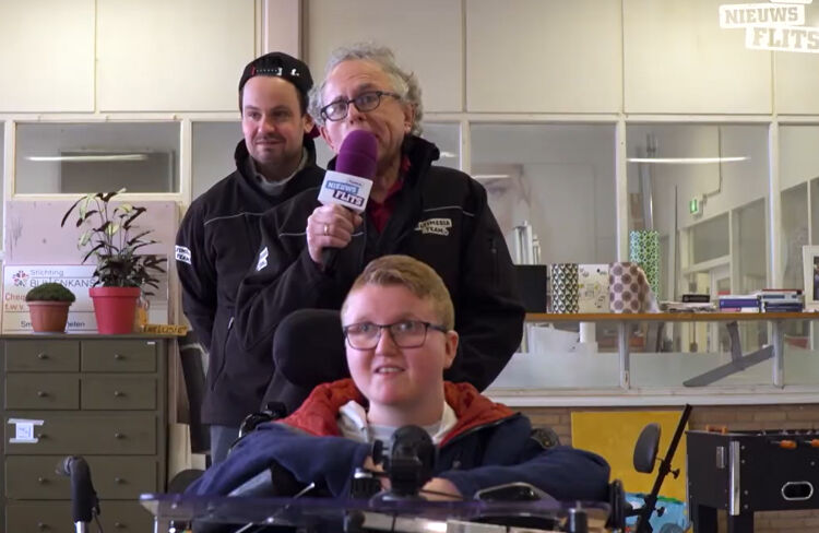 Het team gebruikt een eigen bus die is omgebouwd tot kleine studio zodat iedereen makkelijk mee kan doen.