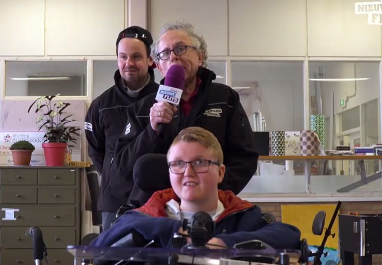 Het team gebruikt een eigen bus die is omgebouwd tot kleine studio zodat iedereen makkelijk mee kan doen.