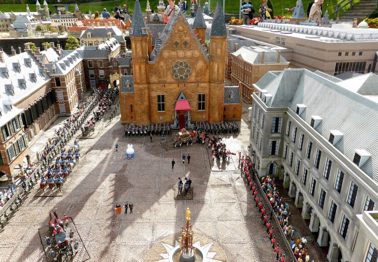 In Madurodam kun je Prinsjesdag ook in het klein beleven, compleet met de troonrede en een mini gouden koets.