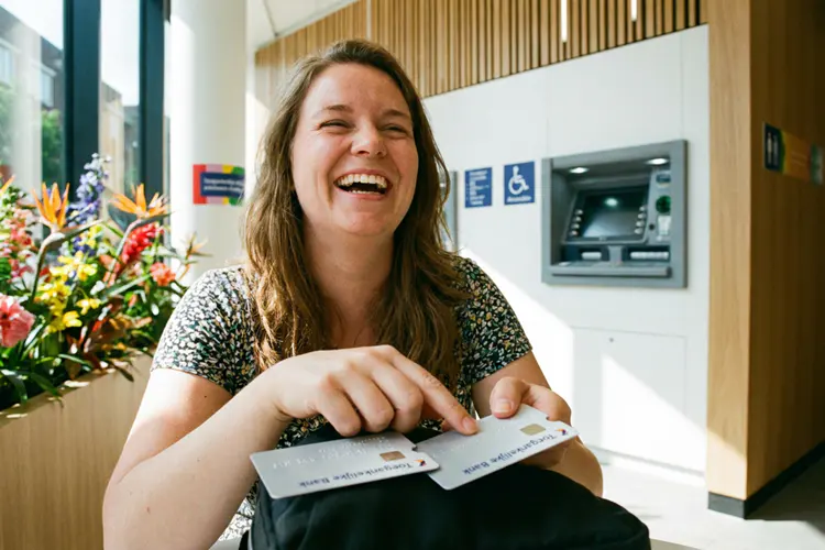 In steeds meer landen krijgen bankpassen speciale voelbare kenmerken, zodat mensen ze zonder te kijken kunnen herkennen.